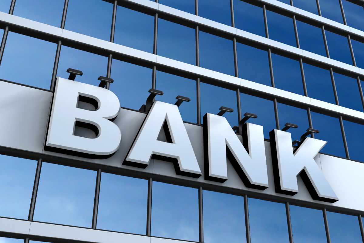 Faktoring bankowy vs pozabankowy – kluczowa decyzja dla Twojej firmy